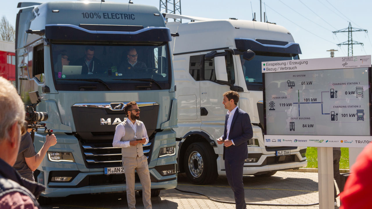 View into the real-world laboratory: Marcel Brödel explains the live energy flows between eTruck, depot and grid on the info panel. 